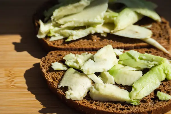 Sağlıklı yiyecekler. Tahta bir masada ekmekli tost..