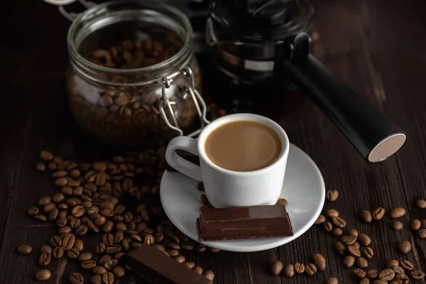 Eine Tasse Kaffee Mit Schokolade Und Kaffeebohnen Auf Einem Holztisch — Stockfoto