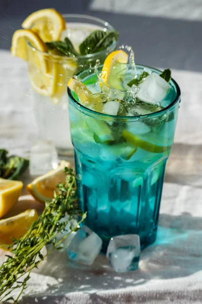 Ferahlatıcı bir içki. Sıcak bir yaz gününde limonata ve limonata..