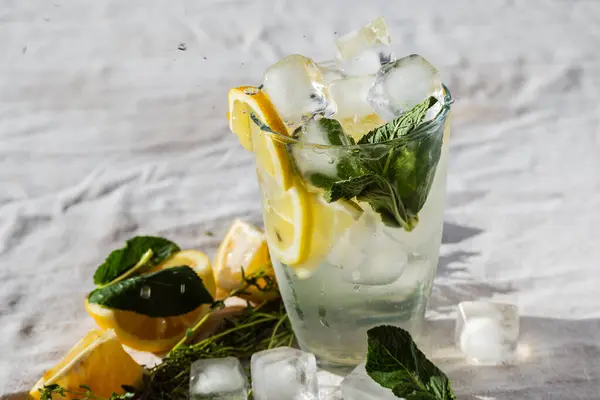 Ferahlatıcı bir içki. Sıcak bir yaz gününde limonata ve limonata..