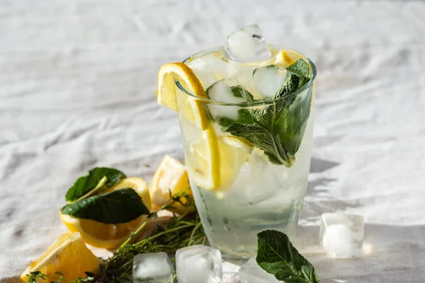 Ferahlatıcı bir içki. Sıcak bir yaz gününde limonata ve limonata..