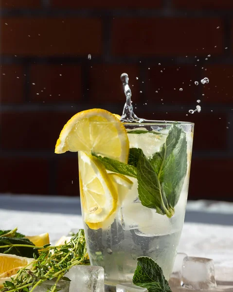 Ferahlatıcı bir içki. Sıcak bir yaz gününde limonata ve limonata..