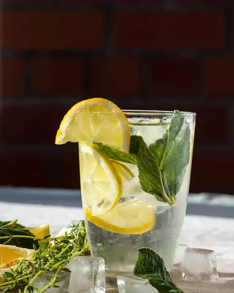 Ferahlatıcı bir içki. Sıcak bir yaz gününde limonata ve limonata..