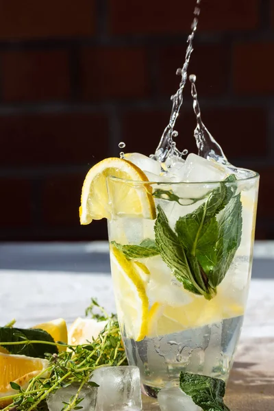 Ferahlatıcı bir içki. Sıcak bir yaz gününde limonata ve limonata..