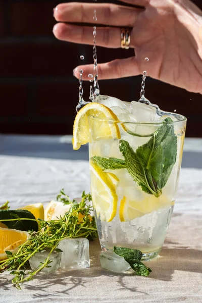 Ferahlatıcı bir içki. Sıcak bir yaz gününde limonata ve limonata..