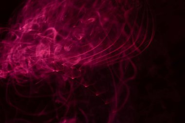 Renkli flaşla ateşlenen renkli dumanların rastgele şekilleri