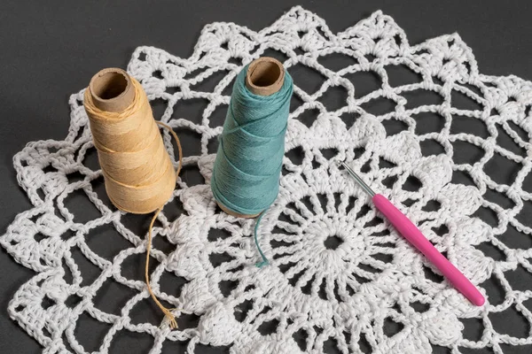 Pièce Crochet Laine Tricotée Main Blanche Avec Crochet — Photo