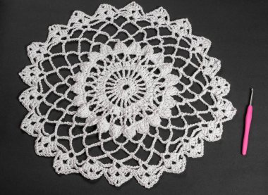 Yünden örülmüş ve elle bembeyaz örülmüş bir parça.