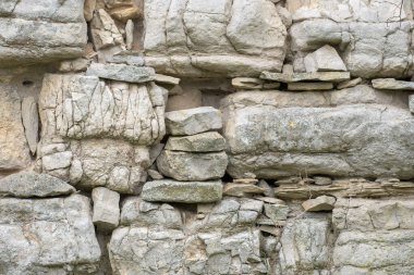 Taştan duvarın kırsal çevredeki görüntüsü