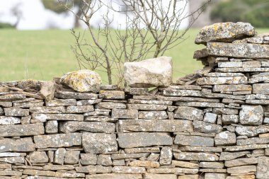 Taştan duvarın kırsal çevredeki görüntüsü