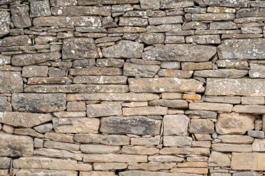 Taştan duvarın kırsal çevredeki görüntüsü