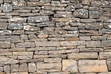 Taştan duvarın kırsal çevredeki görüntüsü