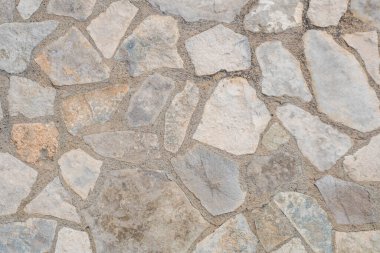 Taştan duvarın kırsal çevredeki görüntüsü