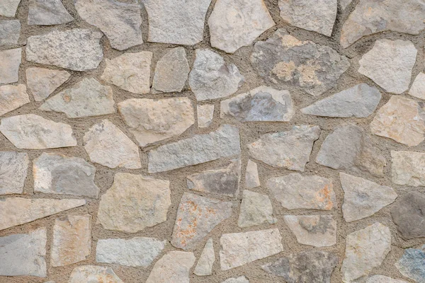 Taştan duvarın kırsal çevredeki görüntüsü