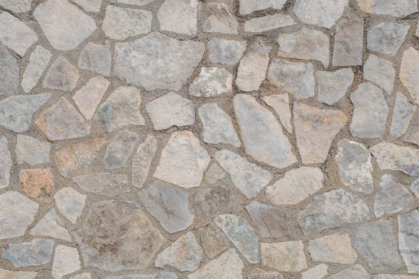 Taştan duvarın kırsal çevredeki görüntüsü
