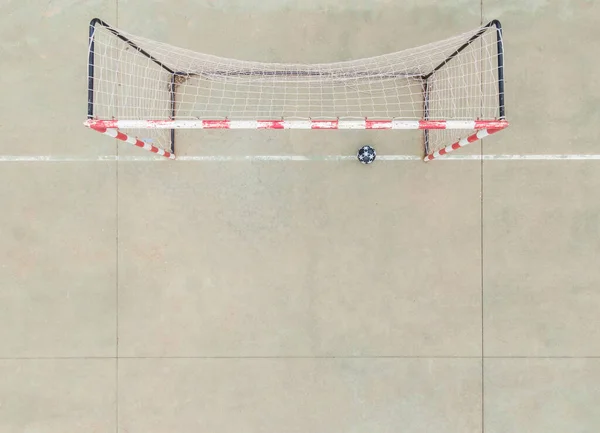 Ağı ve yıldızlı siyah topuyla yediye karşı yedi bir futbol kalesinin en üst görüntüsü.