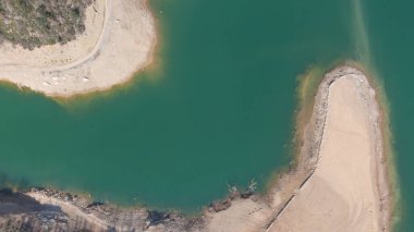 Kumsalları ve yarısı boş bataklığın insansız hava aracı görüntüsü