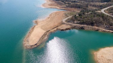 Kumsalları ve yarısı boş bataklığın insansız hava aracı görüntüsü
