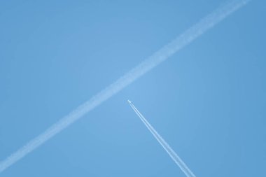 Mavi gökyüzünde uçak izlerinden geçmek bir 