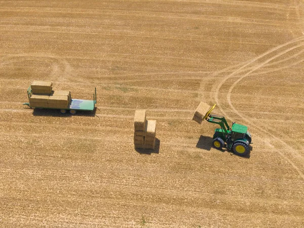 Pohled Shora Zelené Balíky Naloženého Traktoru Přívěsu Foto Dronem — Stock fotografie