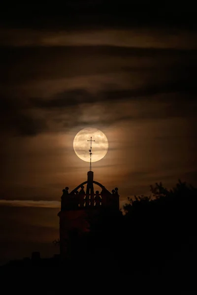 Vertikal Bild Ett Kors Ovanpå Ett Kyrktorn Överlagrat Framför Fullmånen — Stockfoto