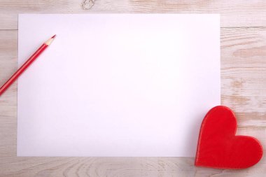 Kırmızı kalp. Sevgililer günü mesajı. Masadaki kırmızı kalem..