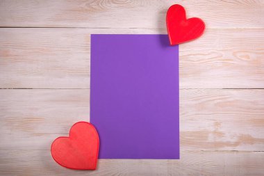 Kırmızı kalp. Sevgililer günü mesajı. mor kağıt yaprağı