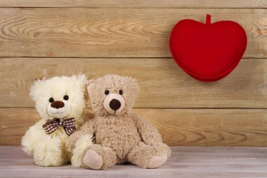 Tahta masada kalbi olan birkaç oyuncak ayı. Sevgililer Günü geçmişi. Aşk kalbi. retro romantik tarzı.