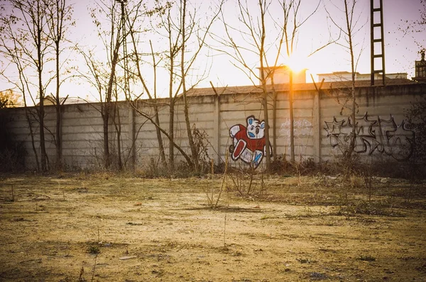 Målade graffiti på övergivna väggen — Stockfoto
