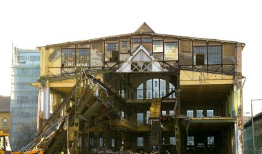 Eski bir fabrikanın yıkılması