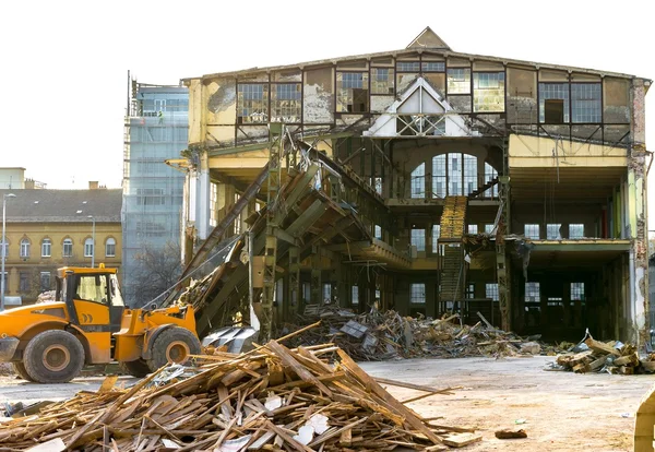 Demolition of an old factory building — Stock Photo, Image