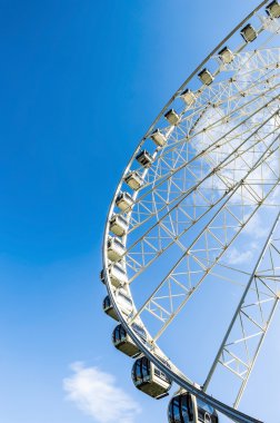 Mavi gökyüzünün arka planında dönme dolap