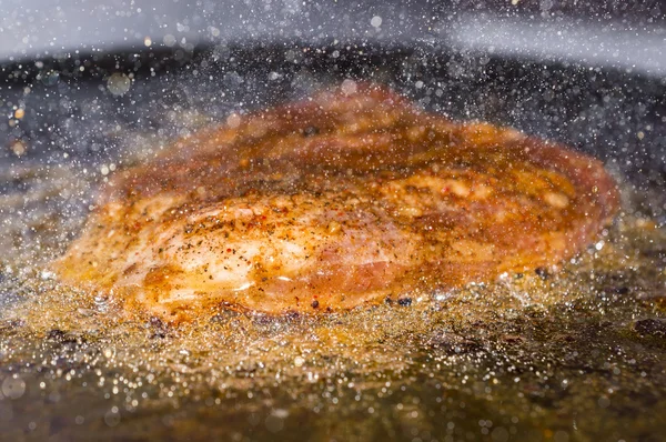 Carne frita en cantidad de aceite — Foto de Stock