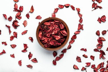 Sevgililer Günü için kırmızı gül yapraklarından yapılmış kalp..