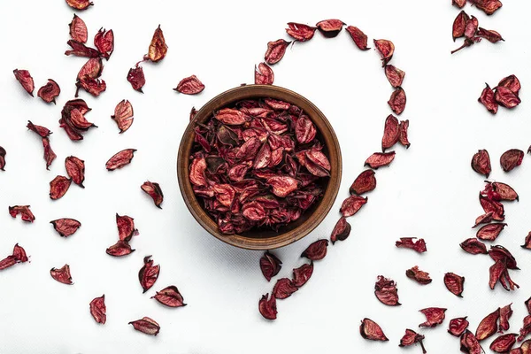 Sevgililer Günü için kırmızı gül yapraklarından yapılmış kalp..