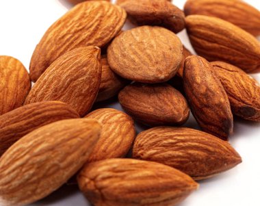 Beyaz arkaplanda izole edilmiş bademler.