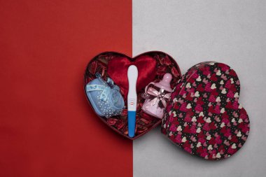 Kalp hediye kutusunda hamilelik testi