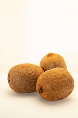 Beyaz arkaplanda üç kivi izole edildi