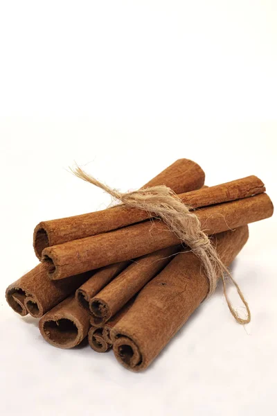 Cinnamon sticks isolated on white background — Stock Photo, Image