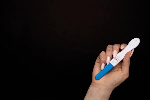 Female hand showing positive pregnancy test — Stock Photo, Image