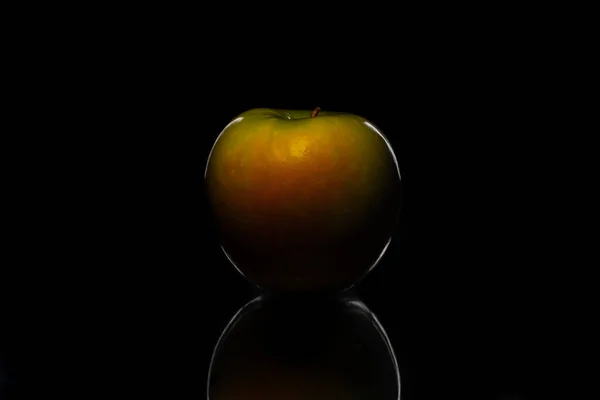 Fruit rouge pomme isolé sur fond noir — Photo