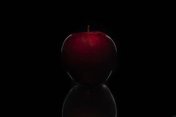 Mela frutta rossa isolata su sfondo nero — Foto Stock