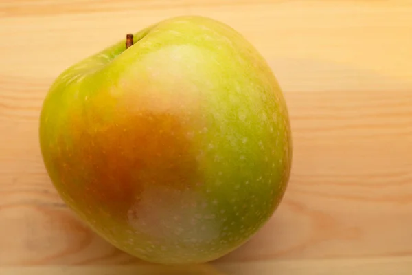 Signle Green Apple Wooden Background — Stock Photo, Image