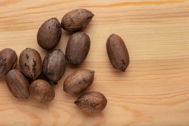 Kahverengi arka planda izole edilmiş cevizler.