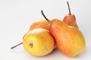 Beyaz zemin üzerinde izole edilmiş iki armut.