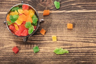 Tabakta renkli şekerler. Üst görünüm