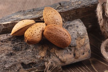 Tahta masadaki bademler