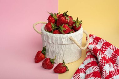 Beyaz seramik tabakta kırmızı çilek.