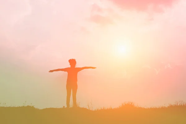 Silhouette de femme et coucher de soleil — Photo