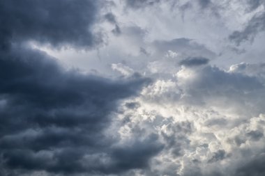 Bulutlu gökyüzü karanlık bulutlar, yağmur önce gri bulut.